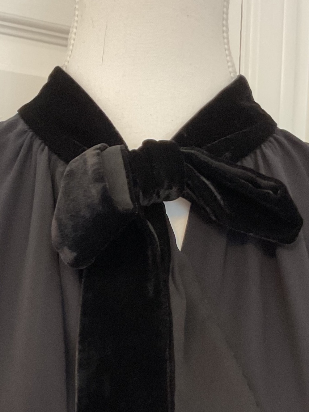 ⭐️ Kate Spade New York Black Velvet Bowed Top - size 4 - Picture 3 of 8